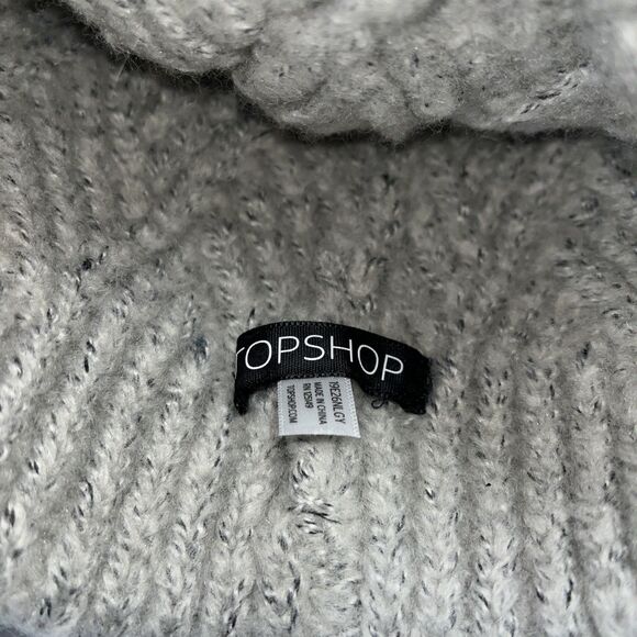 TOPSHOP Knitted Pom Pom Beanie In Gray One Size - NWT - Picture 4 of 5